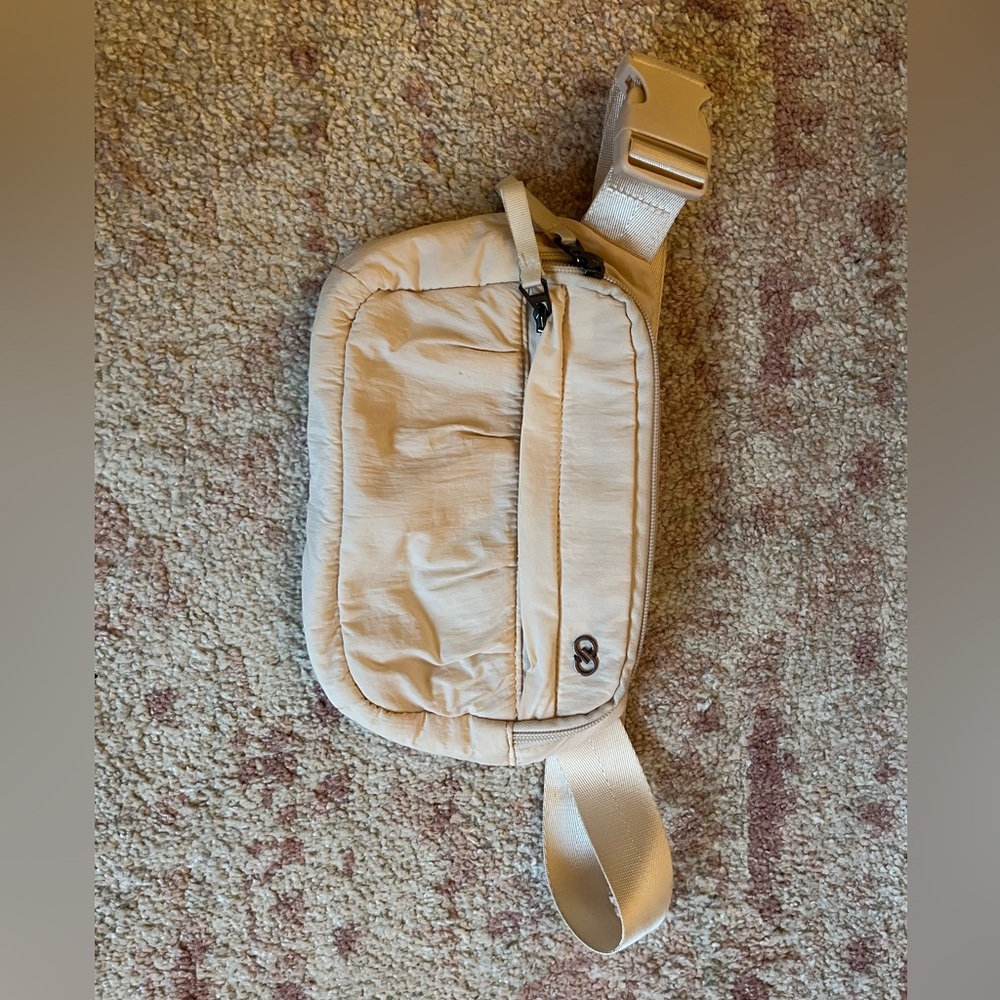Carrie Underwood belt bag ;)